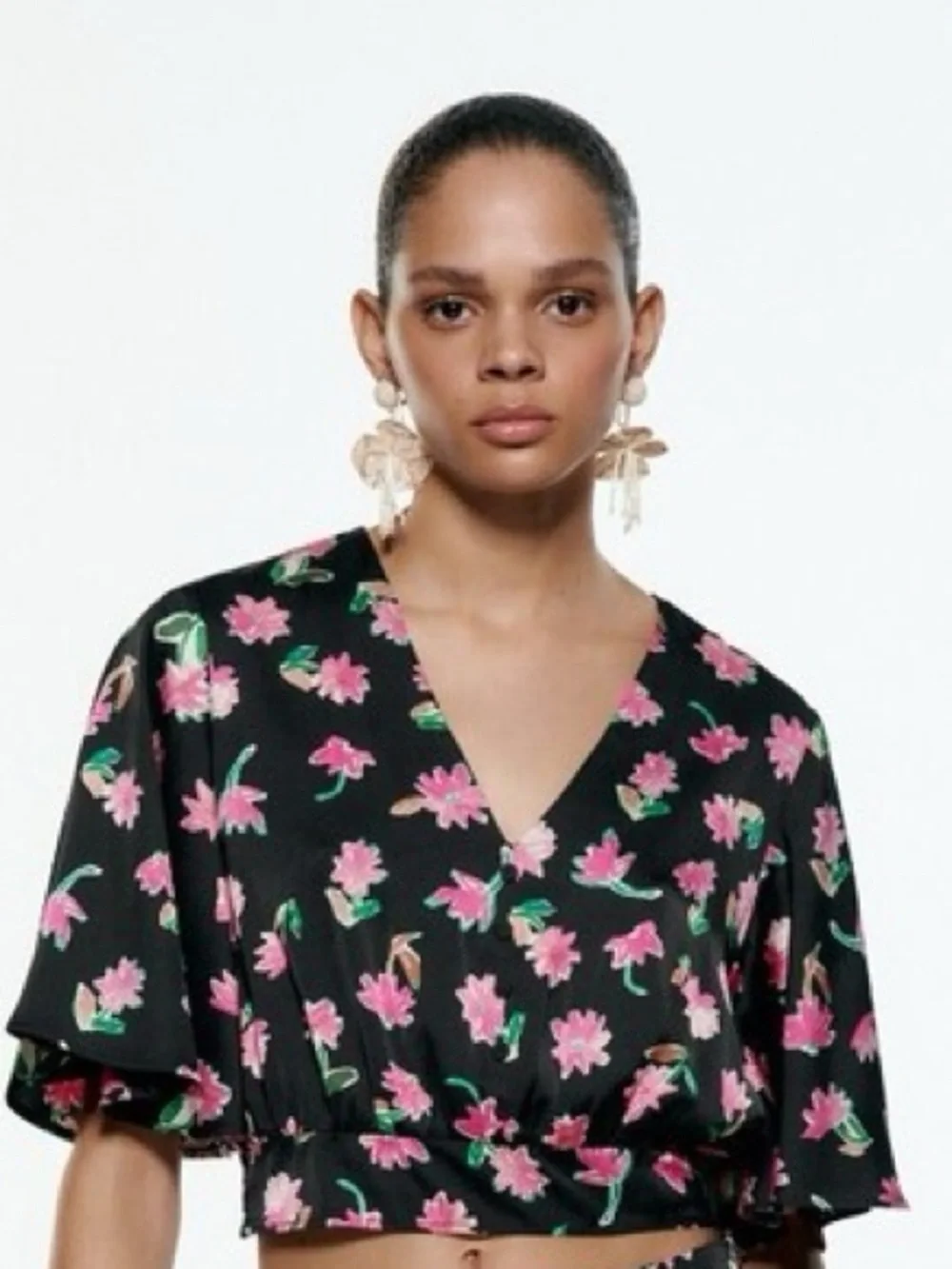 Zara‎ Black Cropped V-Neck Top with Pink Floral Print - Picture 2 of 5